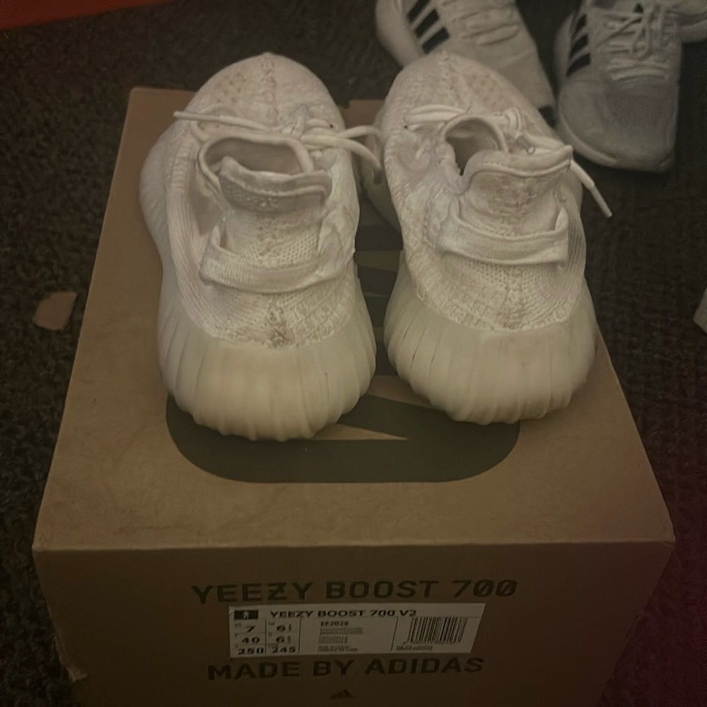NEW YEEZY BOOST 700 V2